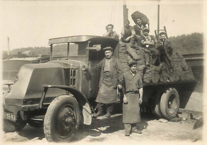 CAMION.RENAULT TRANSPORT DE CHARBON.jpg