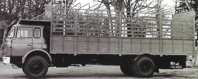 Berliet GRK - Plateau ridelles bâché avec avancée.jpg