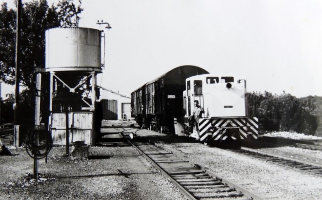 79 - Usine de Melle arrivée d'un train desserte usine St Léger les melle Collection B.Favière 07-1971.jpg