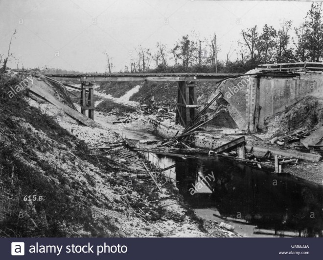 le-pont-a-froissy-sur-le-canal-du-nord-en-france-reconstruite-par-les-ingenieurs-en-1918-gm6ega.jpg