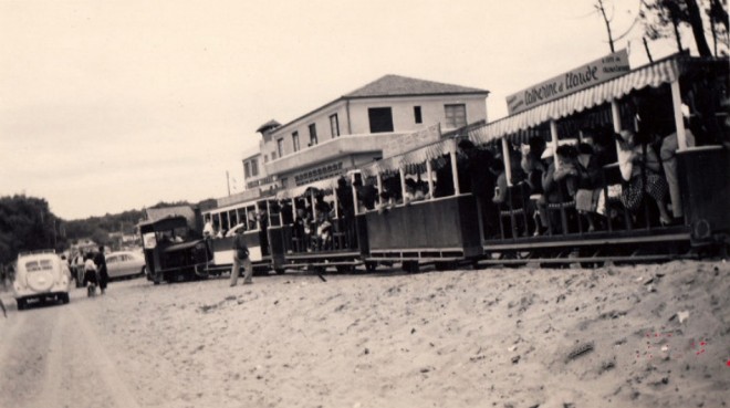 33 - CAP FERRET - Le Petit Train pub Catherine et Claude  Août 1958.jpg