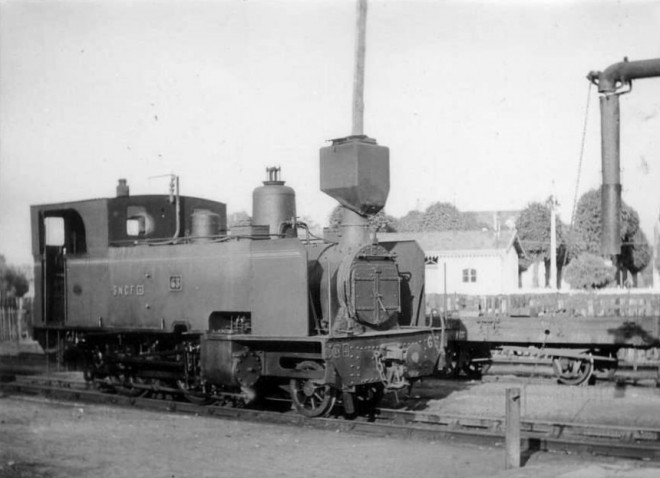 41 - P.O. LOCOMOTIVE 63 en GARE.jpg