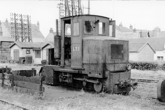 45 - Pithiviers. Tramway Pithiviers - Toury. Locotracteur LT1. Cliché Jacques Bazin. 20-06-1964.JPG