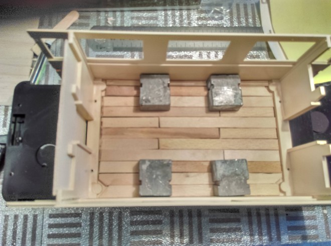 Plancher à l'intérieur de l'autorail.jpg
