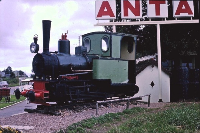 21 - Liernais Laguette CFD Locomotive vapeur station essence Antar en 1968.jpg