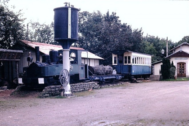 21 - Liernais Laguette CFD Locomotive vapeur train wagon Fontaine en 1968.jpg