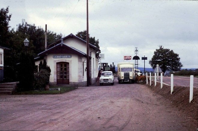 21 - Liernais Laguette CFD Station Antar camion Renault R4L en 1968.jpg