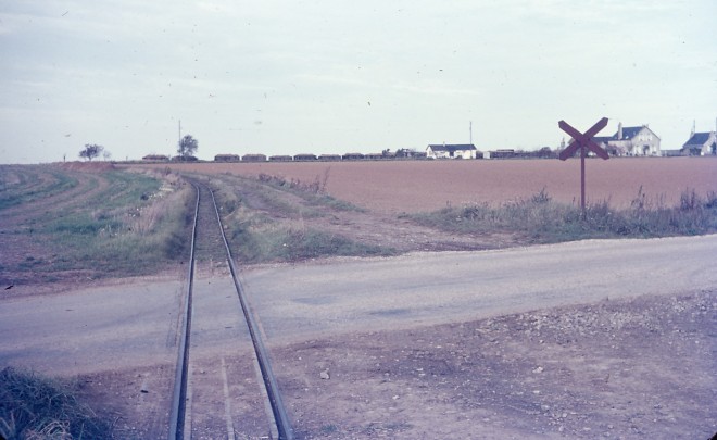 XC35 route de Sermaises ligne de la râperie au fond une rame 30.10.65.jpg