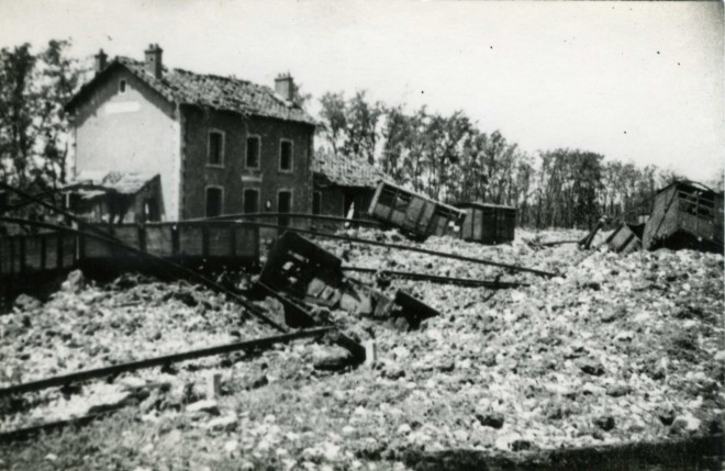 7-Saintes gare CFD bombardee 24-06-1944 (coll JP Mauret) - Copie.jpg