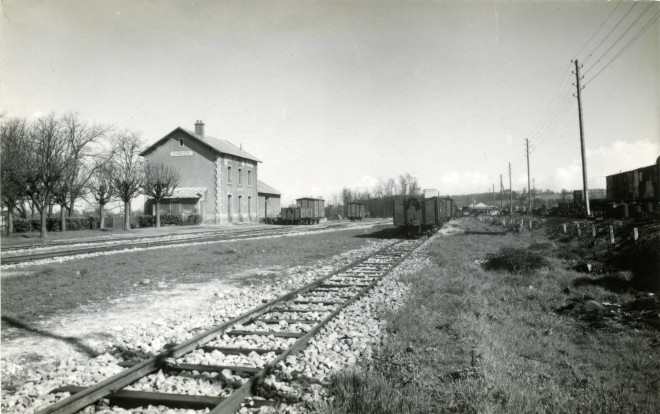 8-Saintes gare CFD reconstruite 04-1947 (coll JP Mauret) - Copie.jpg