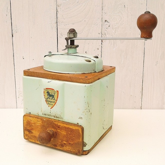 moulin-cafe-poivre-peugeot-ancien-vintage-mecanique-manivelle-cuisine-brocante-en-ligne-acolytes-antique.jpg