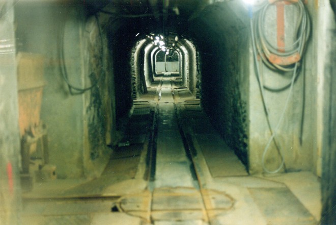 19940829 Voie de 050 sous les ateliers des Grands Carreaux pour récupération des déchets 491239 VE - Photo Michel Raclin a.jpg