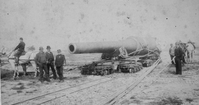 P_C_M_Péchot_-_Étude_sur_la_stabilité_des_trains_et_les_chemins_de_fer_à_voie_de_0m,60_-_Système_de_4_wagons_à_4_essieux_portant_un_canon_de_32cm_passa-tir_sur_une_plaque_tournante_de_1m,70_de_diamètre.jpg