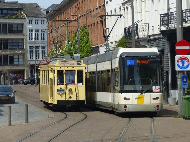 7 coisement du tram de  1931 avec un de 2000.jpg