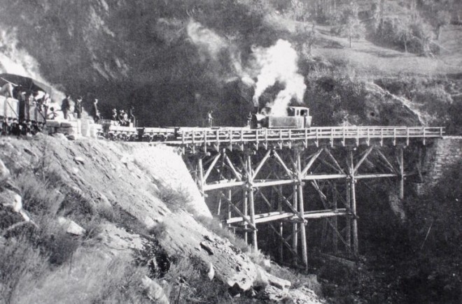 1-BLS-Süd-Dienstbahnzug-auf-der-Brücke-über-den-Finnengraben-oberhalb-Lalden.-1908-Archiv-BLS-768x506.jpg