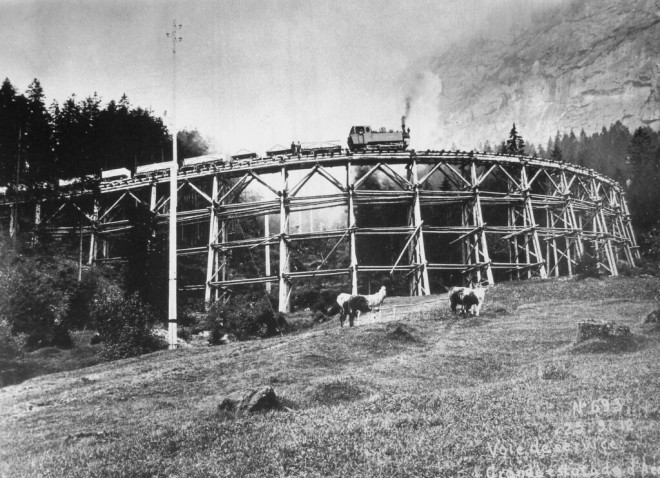 28-BLS-Nord-F-Die-Aegertenbrücke-mit-bergfahrendem-Dienstbahnzug.-1912-Archiv-BLS-1024x741.jpg
