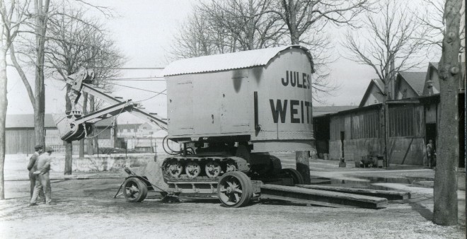 Jules Weitz - Lyon - Pelle mécanique sur chenilles sur remorque routière.jpg