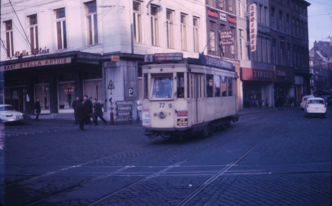 16 VIII M 77 passe sur l'ex-voie SNCV 2.1.64.jpg