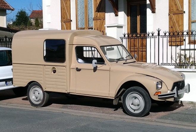 1280px-Citroen_Acadiane_(Wikipédia).jpg