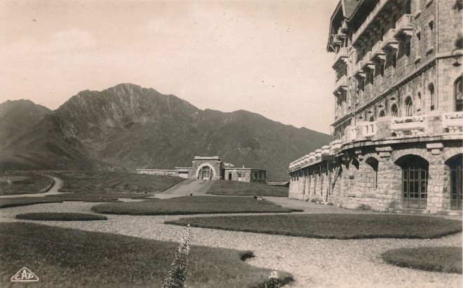 Superbagnères - Le Grand Hôtel et la Gare du Funiculaire.jpg