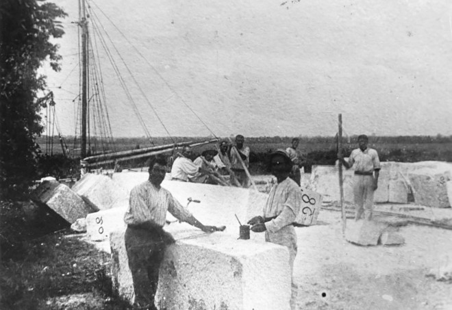 Pierre-de-Crazannes-port-de-Crazannes-hommes-marquage-blocs-de-pierre.jpg