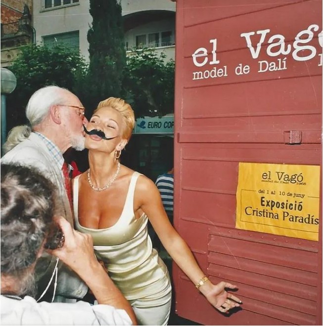 wagon Dali bisou marraine.JPG