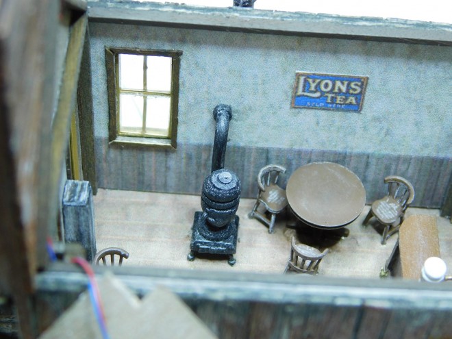 Finition décor du Saloon 004.JPG