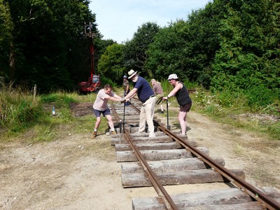 110812 l'équipe Russe Anglaise Française change les traverses a  R_2.jpg