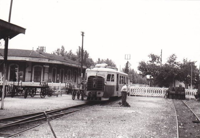 07 - CFD VIVARAIS Ligne La Voulte-Le Cheylard - Gare de La Voulte sur Rhône - Autorail Billard A150D1 - 22.06.1953.jpg