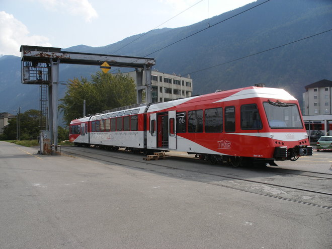 La nouvelle Beh N°71 en exposition sous le portique fixe de la gare aux marchandises de Martigny.JPG