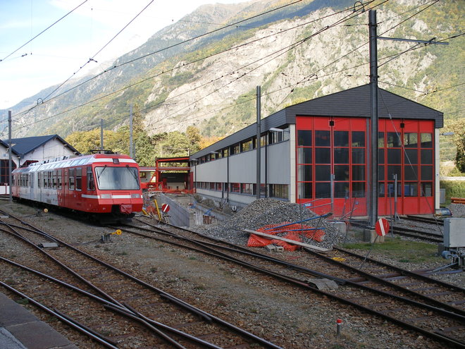 Automotrice BDeh N°21 et nouvelles remises avec agrandissement au dépôt de Vernayaz.JPG