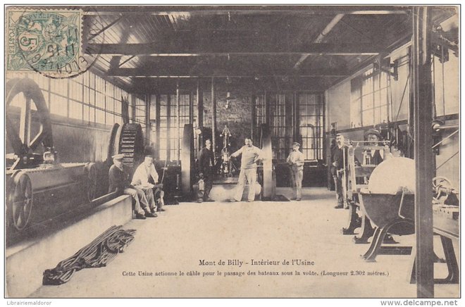 Mont-de-Billy. Intérieur de l'Usine. Elle actionne le câble pour le Passage des Bateaux sous la voûte..jpg