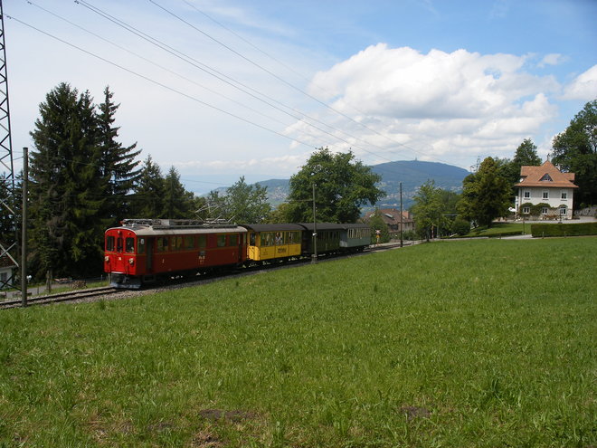 Automotrice N° 35 ex-Rhb et son train de la Bernina en contre-bas de Chaulin.JPG