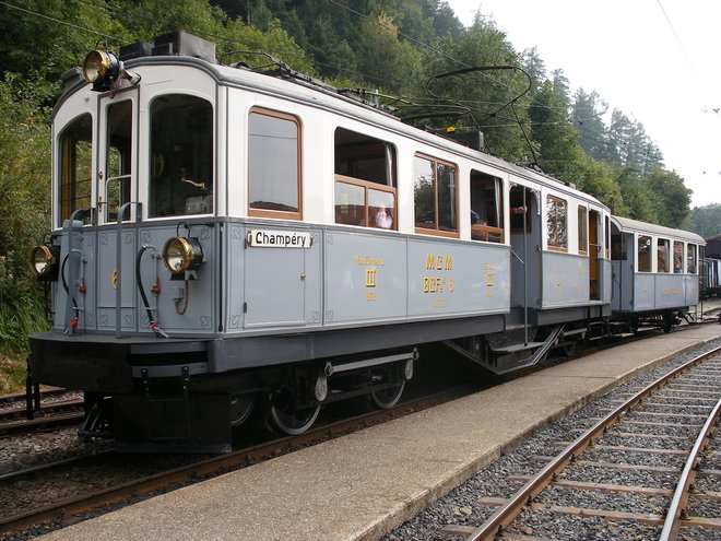 Automotrice N°6 ex-Monthey-Champéry-Morgins et sa voiture d'attelage au dépôt-musée de Chaulin.JPG