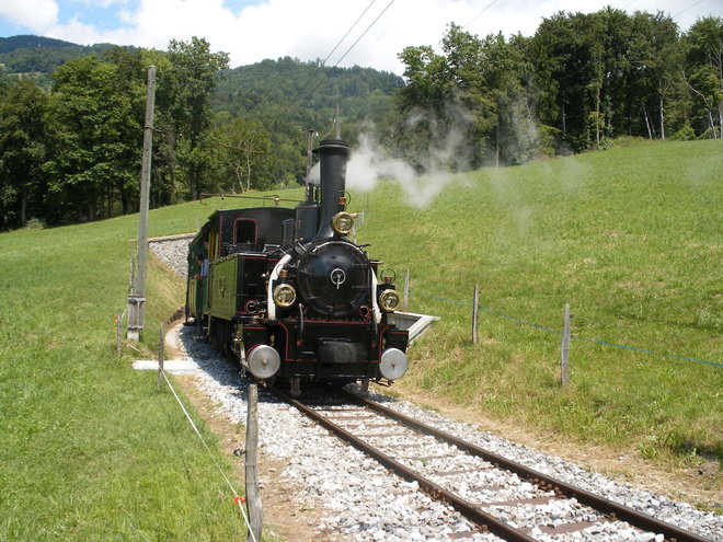La 030 T Jura-Simplon débouche du tunnel de la ligne-musée (2).JPG