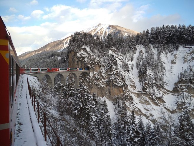 Train Regio-Express Chur -  St Moritz franchissant le viaduc de la Landwasser dans un décors hivernal.jpg