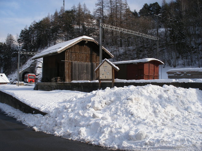 Venant d'Orsières , une rame NINA sort du tunnel de Sembrancher.JPG