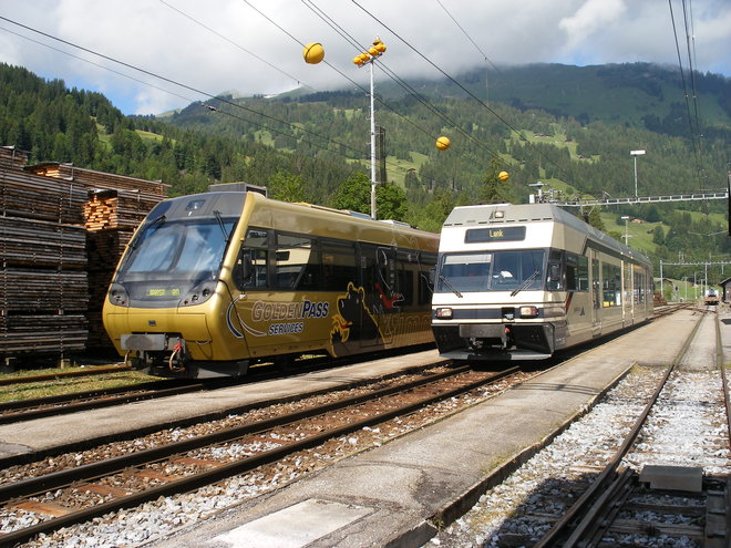 Rames du Golden-Pass-Services et Montreux-Les Avants en gare de  St Stephan.JPG