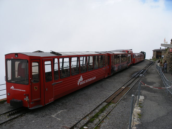 Le train diesel qui assurera un doublon lors de la descente au terminus de Rothorn.JPG