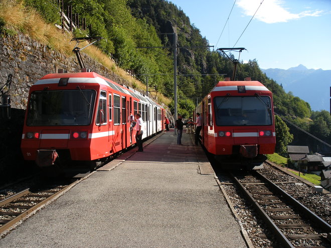 Echange de rames BDeh 4.8 des deux exploitants en gare du Tretien.JPG