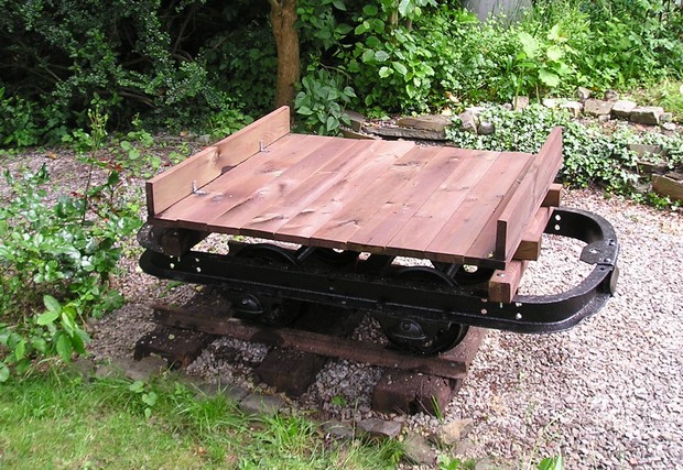 wagonnet bois peint.jpg
