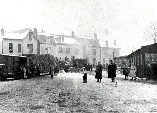Le tacot Place de la Gare à Fraize.jpg