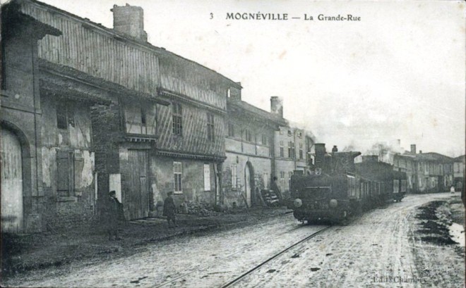 55 - MOGNEVILLE - LA GRANDE RUE - TRAIN DU CHEMIN DE FER MEUSIEN -.jpg