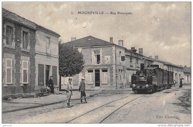 55 - MOGNEVILLE LA GRANDE RUE TRAIN.jpg