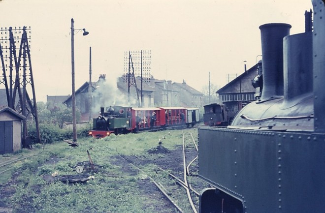 28XCVI 1er train devant dépôt 23.4.66.jpg