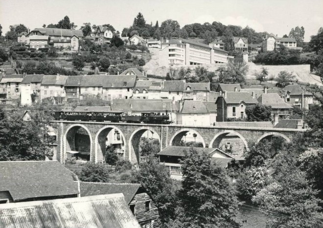 19 - Train Special FACS sur le viaduc d'Uzerche --- 30-5-1964.jpg