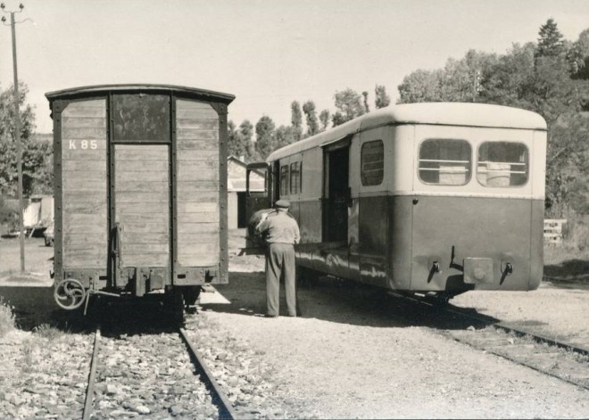 81 - Transbordement de messageries a Lacaune --- 1957.jpg