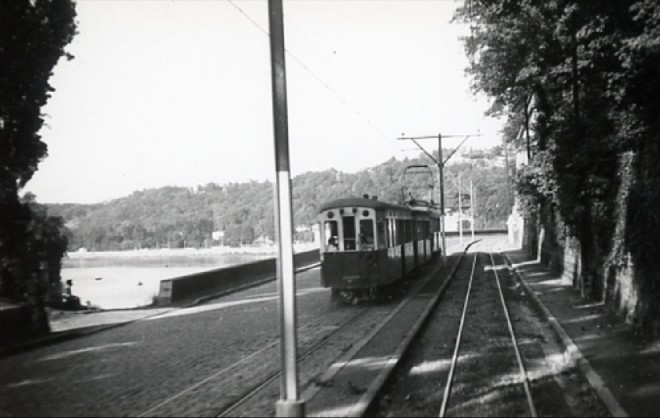 69 - OTL. Ligne Lyon - Neuville. Rame du Train Bleu le long de la Saône. Photo Jacques Bazin. 29 juillet 1950.JPG