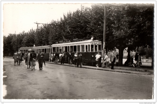 69 - NEUVILLE SUR SAONE (Rhône) - Arrivée du train bleu.jpg