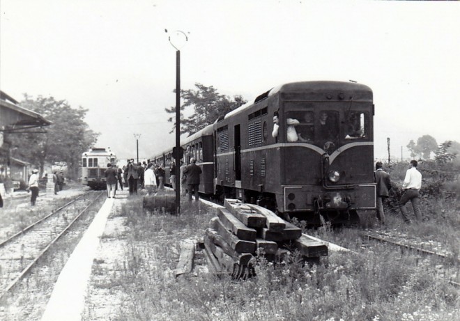 06 - Train Voyageurs et Autorail Lingostière Le 28 septembre 1968.jpg